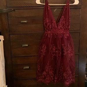 Beautiful maroon lulus dress, womens size large. New with tags.